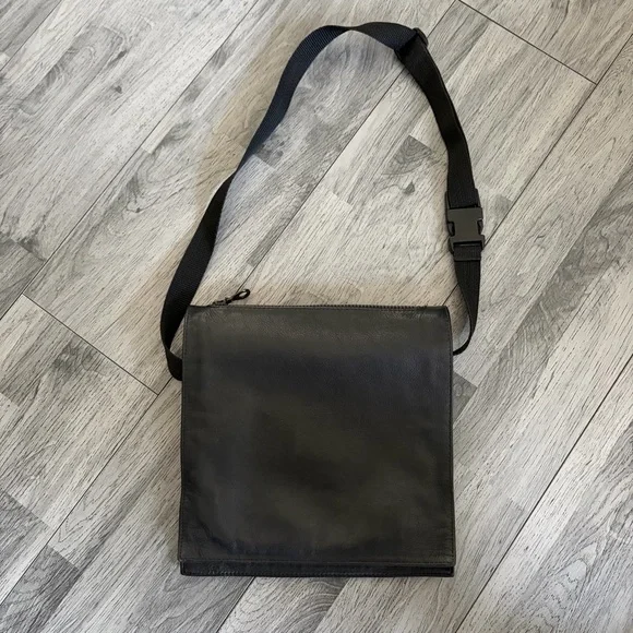 Adriana Caras Minimalist Black Crossbody Leather Shoulder Bag Riri Zippers - Picture 2 of 6